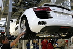 Công nhân Audi làm việc trong dây chuyền sản xuất xe tại nhà máy của hãng ở Neckarsulm, Đức. (Nguồn: Getty Images)