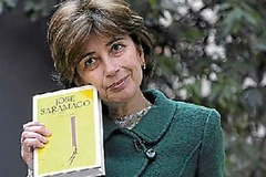 Người vợ góa của nhà văn Saramago cầm cuốn sách . (Nguồn: Internet)