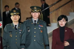 Trưởng đoàn đàm phán Hàn Quốc Đại tá Moon Sang-Gyun (ở giữa). (Nguồn: AFP/TTXVN)