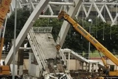 Chiếc cầu dành cho người đi bộ đang xây bên ngoài sân vận động Jawaharlal Nehru cũng mới bị sập hôm qua (21/9). (Nguồn: AP)