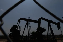 Khai thác dầu. (Nguồn: AFP/TTXVN)