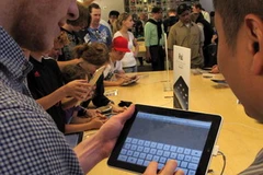 Người dân Mỹ với máy tính bảng iPad của Apple. (Nguồn: AFP/TTXVN)