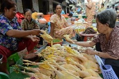 Một quầy bán thịt gà tại chợ ở thủ đô Phnom Penh ngày 29/1. (Nguồn: AFP/TTXVN)