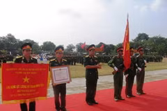 Trao tặng danh hiệu Anh hùng lực lượng vũ trang Nhân dân cho Lữ đoàn pháo binh 75. (Nguồn: dongnai.gov.vn)