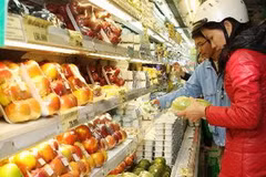 Người dân mua bán hàng hóa tại siêu thị Fivimart, Hà Nội. (Ảnh: Trần Việt/TTXVN)