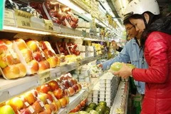 Người dân mua bán hàng hóa tại siêu thị Fivimart, Hà Nội. (Ảnh: Trần Việt/TTXVN)