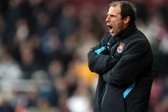 Gianfranco Zola cũng ngao ngán trước màn trình diễn tệ hại của West Ham. (Ảnh: TT&VH)