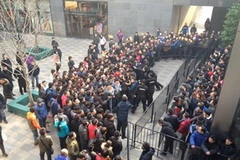 Dòng người xếp hàng đông nghịt chờ mua iPhone 4S hôm 10/1, trong khi Apple phát hành chính thức sản phẩm này ngày 13/1. (Nguồn: Twitter)