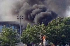 Khói dâng lên từ sân bay Bourgas sau vụ tấn công xe bus. (Nguồn: AFP/TTXVN)