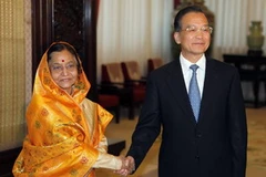Thủ tướng Trung Quốc Ôn Gia Bảo (phải) đã có cuộc gặp với Tổng thống Ấn Độ Pratibha Patil trong chuyến thăm Trung Quốc. (Nguồn: AFP/TTXVN)