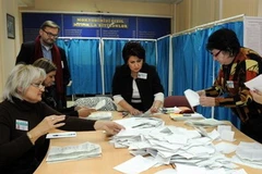 Thành viên trong Ủy ban bầu cử Azerabaijan đếm lá phiếu tại địa điểm bầu ử ở Baku ngày 7/11. (Nguồn: Getty Images) 