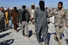 Các tay súng Taliban bị bắt giữ tại Jalalabad. (Nguồn: AFP/TTXVN)