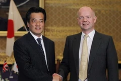 Ngoại trưởng Anh William Hague và người đồng cấp Nhật Bản Katsuya Okada trước khi bắt đầu cuộc họp tại Nhà khách Iikura ở Tokyo ngày 15/7. (Nguồn: Reuters)