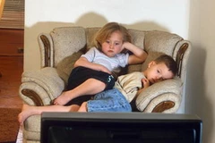 Trẻ em từ 2 tới 5 tuổi nên hạn chế xem vô tuyến. (Ảnh: babble.com)