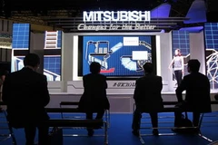 Khách xem phần thuyết minh về sản phẩm của Mitsubishi ở Hội chợ CEATEC tại Chiba, Nhật Bản ngày 5/10. (Nguồn: Reuters)