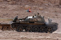 Các binh sỹ của NTC ở khu vực ngoại ô của thành phố Bani Walid, cách Tripoli 175km về phía Đông Nam ngày 25/9. Ảnh minh họa. (Nguồn: THX/TTXVN)