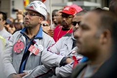 Công nhân của hãng sản xuất ôtô Pháp Peugeot-Citroen biểu tình phản đối cắt giảm việc làm ngày 20/9. (Nguồn: AFP)