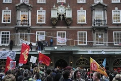 Người biểu tình tập trung tại London phản đối chính sách "thắt lưng buộc bụng" của chính phủ Anh. (Nguồn: Getty Images)