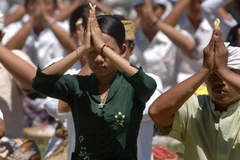 Người Hindu trên đảo Bali cầu nguyện trong Ngày lễ thánh Nyepi. (Nguồn: Getty Images)