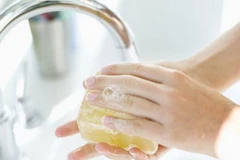 Để loại bỏ những suy nghĩ không mong muốn, người mắc chứng OCD có thể liên tục thực hiện hành vi rửa tay. (Ảnh minh họa: Nguồn Internet)