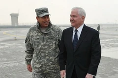 Tư lệnh lực lượng Mỹ và NATO tại Afghanistan, Tướng David Petraeus đón ông Robert Gates khi ông tới Kabul vào ngày 7/3. (Nguồn: Getty Images)