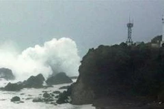 Những con sóng lớn xô vào Mũi Shiono Misaki tại Kushimoto, Nhật Bản ngày 19/7. Bão Maon tràn vào Nhật Bản gây mưa to kèm gió mạnh. (Nguồn: AP)