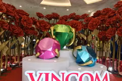 Toàn chuỗi 41 trung tâm thương mại Vincom trên cả nước cũng sẽ được trang trí lộng lẫy