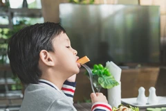 Dielac Grow Plus giúp bé ngon miệng, hấp thu khỏe hơn, tăng cân tốt hơn Đạm Whey giàu Alpha-Lactal-bumin.