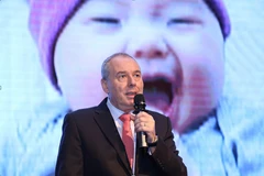 Tiến sỹ Mark Johnston, Giám Đốc khu vực Đông Nam Á, Hàn Quốc và Nhật Bản, từ tập đoàn Chr. Hansen Đan Mạch báo cáo tại hội nghị. 