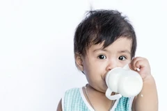 Dù bé đã biết ăn thức ăn cứng, bé vẫn cần 500-600ml sữa mỗi ngày để phát triển chiều cao.
