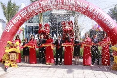 Ban lãnh đạo Tập đoàn Đất Xanh cắt băng khánh thành nhà mẫu Luxgarden.