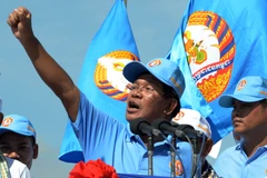 Thủ tướng Campuchia-Chủ tịch CPP Samdech Techo Hun Sen (giữa). (Nguồn: AFP/TTXVN)