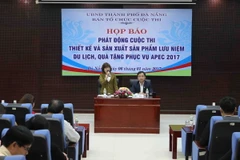 Buổi phát động cuộc thi Thiết kế và sản xuất sản phẩm lưu niệm du lịch, quà tặng phục vụ APEC 2017. (Ảnh: Trần Lê Lâm/TTXVN)