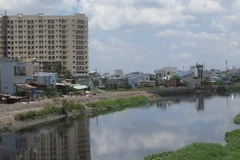 Kênh Tham Lương, phường Đông Hưng Thuận, ô nhiễm nghiêm trọng. (Ảnh: Hoàng Hải/TTXVN)