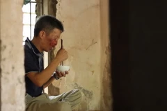 Căn bệnh quái ác khiến ông Sứ trở nên cô độc, sống khép kín suốt hơn 10 năm trời.