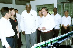 Chủ tịch Quốc hội Cuba Esteban Lazo Hernández thăm dây chuyền chế biến sữa Mộc Châu. (Ảnh: Nguyễn Dân/TTXVN)