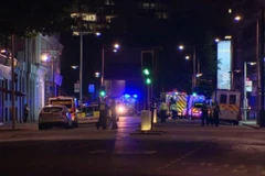 Cảnh sát phong tỏa hiện trường vụ đâm xe trên Cầu London. (Nguồn: BBC News/TTXVN)