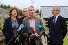 Lãnh đạo đảng Sinn Fein, ông Declan Kearney (giữa) phát biểu với báo giới tại Belfast, Bắc Ireland. (Nguồn: EPA/TTXVN)