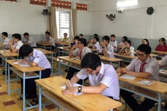 Thí sinh dự thi môn Ngữ văn tại Hội đồng thi Trường THPT Bùi Thị Xuân. (Ảnh: Phương Vy/TTXVN)