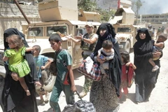 Phụ nữ và trẻ em Iraq sơ tán do chiến sự ở Mosul. (Nguồn: AFP/TTXVN)