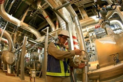 Vận hành thiết bị phát điện Tổ máy số 1 Nhà máy nhiệt điện Thái Bình. (Ảnh: Ngọc Hà/TTXVN)