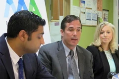 Lãnh đạo cơ quan phụ trách y tế bang Michigan Nick Lyon (giữa). (Nguồn: AP)