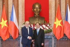 Chủ tịch nước Trần Đại Quang đón Tổng thống Milos Zeman. (Ảnh: Nhan Sáng/TTXVN)