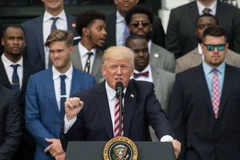 Tổng thống Mỹ Donald Trump (giữa) trong bài phát biểu tại thủ đô Washington. (Nguồn: AFP/TTXVN)