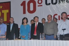 Ông Lê Quang Vĩnh (thứ 4 từ trái sang) dự Đại hội X đảng PT. (Ảnh: Việt Hùng/Vietnam+)