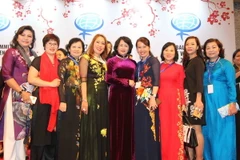 Phó Chủ tịch nước Đặng Thị Ngọc Thịnh với các đại biểu nữ doanh nhân Việt Nam. (Ảnh: Quang Hải/TTXVN)