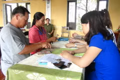 Người dân xã Lộc Điền nhận tiền bồi thường. (Ảnh: Tường Vi/TTXVN)