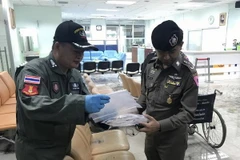 Nhân viên điều tra làm nhiệm vụ tại hiện trường vụ đánh bom ở bệnh viện quân y Phramongkutklao. (Nguồn: THX/TTXVN)