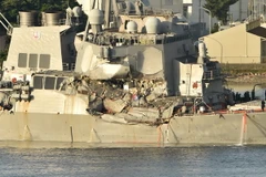  Tàu khu trục USS Fitzgerald về tới căn cứ hải quân của Mỹ ở Yokosuka, tỉnh Kanagawa (Nhật Bản) sau vụ va chạm. (Nguồn: AFP/TTXVN)