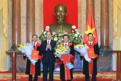 Chủ tịch nước Trần Đại Quang trao Quyết định bổ nhiệm Phó Chánh án, Thẩm phán Tòa án nhân dân tối cao. (Ảnh: Nhan Sáng/TTXVN)